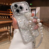 Coque de téléphone de luxe rose en forme de coquille avec papillon 3D et perles, et bracelet chaîne de main en strass scintillant pour iPhone 18 17 Pro Max 16 15 14 13 11