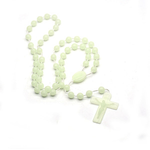 Venta al por mayor Cruz religiosa Rosario collar Iglesia regalos baratos 8mm luminoso Nightlight Beads Cruz Jesús Collar para jesuitas - Product Image 2