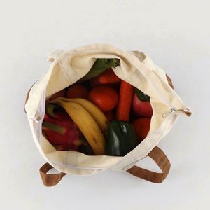 Sac fourre-tout en toile de coton personnalisé avec logo imprimé, grande capacité, couleurs variées, coutures apparentes, motif lettres, idéal pour le shopping en gros - Product Image 6