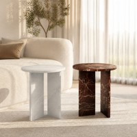 Table d'appoint moderne ronde effet marbre, rouge bordeaux, avec piétement blanc Carrara, table d'appoint architecturale à plateau croisé en placage.