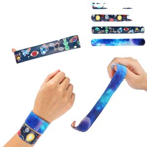 แถบรัดข้อมือออกกำลังกายแม่เหล็กสำหรับงานปาร์ตี้สายรัดข้อมือซิลิโคนรัดข้อมือแบบตบตีโลโก้ได้ตามต้องการจากโรงงาน - Product Image 1