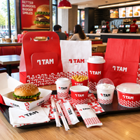 Boîte de Smashed Burger avec frites et sauce