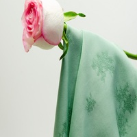 Tissu Jacquard en Fibre de Rose Biologique Soyeuse Recyclée à Base Végétale avec Parfum de Rose pour Vêtements – Vente en Gros