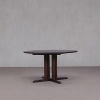 Table à manger ronde avec base sculpturale discrète, finition artisanale en bois massif, mobilier de salle à manger moderne en chêne