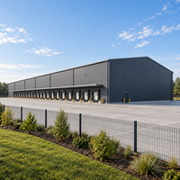Entrepôt préfabriqué en structure métallique avec plusieurs baies de chargement, auvent, atelier métallique isolé conforme aux normes, bâtiment de stockage et garage