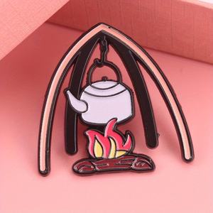 Campfire Catalyst Pin-Bouilloire rougeoyante avec dégradé de flamme dynamique et arc d'abri, bijoux d'aventure - Product Image 1