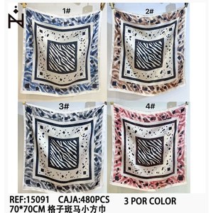 Foulard Quadrato a Scacchi Zebrati 70x70cm, Accessorio di Moda per Donne - Product Image 3