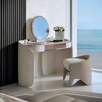 Table de toilette sur pied moderne de luxe avec plateau en marbre rose et éclairage LED, design écologique et durable pour hôtel, appartement, chambre à coucher, coiffeuse et maquillage
