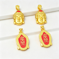 Breloque tête de Bouddha double face en alliage de zinc plaqué or 18 carats avec émail rouge et symbole porte-bonheur pour la création de colliers et bijoux DIY
