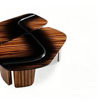 Table basse de luxe en bois massif irrégulier avec marbre noir et plateau incurvé pour salon de villa