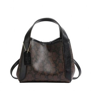 Bolso de Mano Casual Vintage Exclusivo para Damas. Hecho de material PU, adecuado para diversas ocasiones, incluyendo uso diario y al aire libre. - Product Image 2