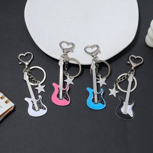 Llavero Creativo con Forma de Guitarra, Colgante de Corazón y Estrella, Estilo Y2K, Amuleto de Moda, Regalo Popular para Decoración Diaria - Product Image 3