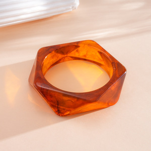 Brazalete de Resina con Forma Irregular, Diseño Degradado y Efecto Manchado, Elegante, Exagerado, Ecológico, Impermeable, Ancho de Banda de 9 cm - Product Image 6