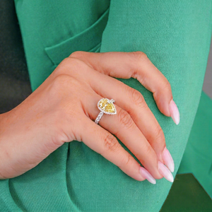 Bague minimaliste personnalisée en diamant jaune de laboratoire fantaisie en forme de poire, sertie halo, avec micro-pavé latéral, certifiée IGI - Product Image 1