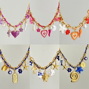 Collier pendentif émail coloré avec chaîne dorée et breloques cœur, étoile de mer, fleur – Bijou tendance pour femme, idéal pour les soirées - Product Image 1
