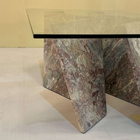 Table basse en marbre à emboîtement angulaire Dream Home, plateau en verre plat, cadre en marbre sculptural unique