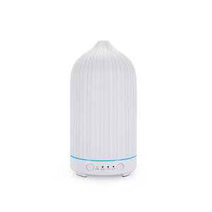 Difusor de Aroma Creativo con Rayas Blancas, Humidificador Portátil USB de 0.5L con Luces Decorativas para el Hogar - Product Image 1