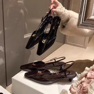 Sandales à talon chaton et bout carré pour femme avec petite boucle dorée et escarpins à bout pointu motif anguille - Product Image 3