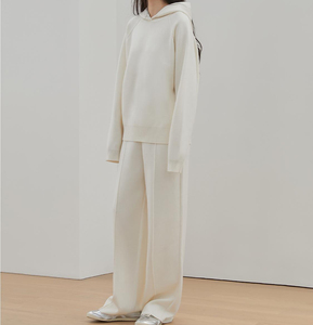<span class=keywords><strong>Ensemble</strong></span> de pull en tricot de laine mérinos pour femmes Pantalon à jambes larges et tenue deux pièces Lavable en machine <span class=keywords><strong>Ensemble</strong></span> de costume tricoté décontracté pour femmes - Product Image 1