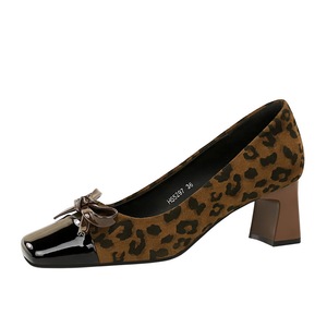 5297-H81 estilo europeo americano banquete <span class=keywords><strong>zapatos</strong></span> de tacón <span class=keywords><strong>medio</strong></span> para <span class=keywords><strong>mujer</strong></span> boca baja cuadrado gamuza empalmado leopardo tacón grueso Detalle de lazo - Product Image 1