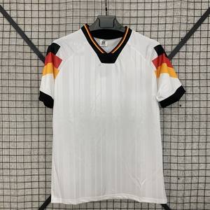 Camiseta de Fútbol Gris sin Estampado, Cuello Redondo, Corte Atlético, para Hombre, Diseño Personalizado para Equipos, Camiseta Deportiva de Alto Rendimiento - Product Image 4