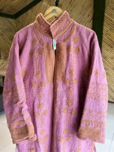 Veste bomber longue en coton tricoté rose Elite Flora brodée |   Articles de créateurs haut de gamme faits à la main pour femmes |   Mode artisanale de boutique - Product Image 2