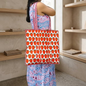 Sac fourre-tout grande taille PNM Overseas en coton durable, imprimé blocs ludiques fraises, avec fermeture éclair - Rouge et blanc, idéal pour la plage (pour femme) - Product Image 3