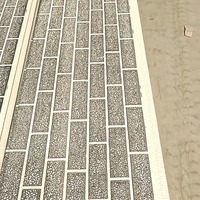 Panneau de revêtement métallique à motif de pierre craquelée blanc-gris, âme en mousse PU de 16 mm pour la décoration murale extérieure