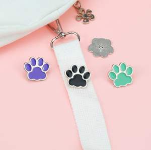 Эмалированная Заколка-талисман для школы с мультяшным принтом лапы животных, жесткая эмалированная заколка для лап кошек и собак, рекламный сувенир - Product Image 6