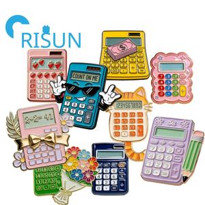 Broches en émail personnalisées pour filles, calculatrice mathématique, broches en métal, calculatrice scientifique, calcul, clavier numérique, badge en émail - Product Image 1
