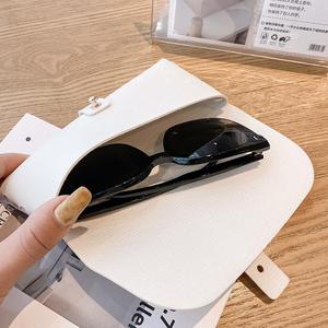 Nouvel <span class=keywords><strong>étui</strong></span> à <span class=keywords><strong>lunettes</strong></span> en <span class=keywords><strong>cuir</strong></span> tendance - Boîte de rangement portable pour <span class=keywords><strong>lunettes</strong></span> faite à la main avec sangle de ceinture - Product Image 3