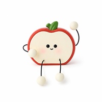 Cartoon rode appelplakje harsfiguur met hangende armen en benen, grote fruitensculptuur voor op tafel voor decoratie op de woonkamerplank