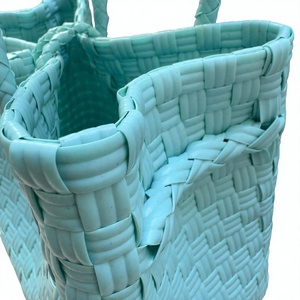 Sac fourre-tout en plastique tressé fait main écologique, résistant à l'eau, pour la plage et le shopping, sac à main artisanal durable - Product Image 4