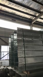 Système de support de chemin de câbles en treillis métallique galvanisé industriel avec attaches perforées pour la gestion des câbles et la pose de câbles - Product Image 5