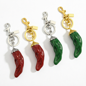 Porte-clés Piment Rouge et Vert en Plastique avec Mousqueton, Tendance Mode, Forme Mignonne, en Alliage de Zinc Métallique - Product Image 1