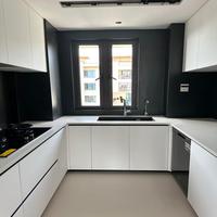 Armoire artisanale courbée avec quincaillerie à fermeture silencieuse pour décoration de cuisine rustique haut de gamme pour manoir de campagne
