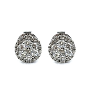 Boucles d'oreilles clous tendance en or blanc 18 carats avec diamants naturels VS SI en forme de fleur, idéales pour fiançailles, mariage et anniversaire - Product Image 1