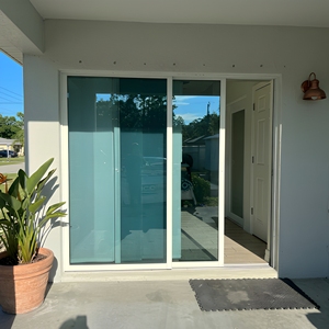 Porte coulissante extérieure haut de gamme avec double vitrage trempé et style architectural moderne - Product Image 1