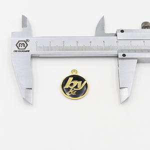 Colgante de etiqueta de Metal de aleación de Zinc personalizado con logotipo de nombre famoso de diseñador grabado encanto <span class=keywords><strong>lavable</strong></span> para pulsera DIY o etiquetas de ropa - Product Image 5