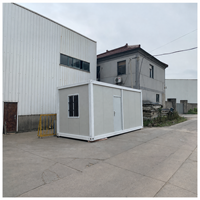 Notre maison modulaire Tiny Home est résistante et personnalisable dans diverses couleurs, y compris blanc et noir.