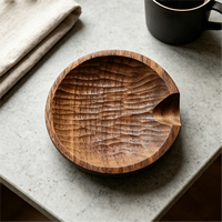 Cendrier rond en bois massif de noyer noir, grain ciselé à la main