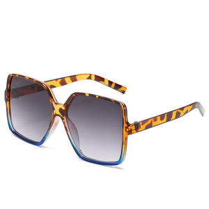 Lunettes de soleil tendance surdimensionnées à prix abordable, avec logo personnalisé, grande monture, verres PC dégradés, pour femmes, idéales pour le shopping - Product Image 6