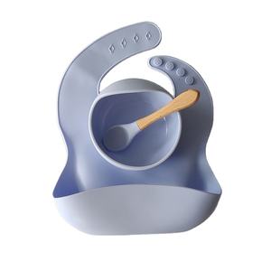 Juego de 3 piezas de silicona: Cuenco con ventosa, cuchara y babero para bebé, cuenco antideslizante que se mantiene en su lugar y cuchara de silicona suave para la primera etapa de alimentación del bebé. - Product Image 3