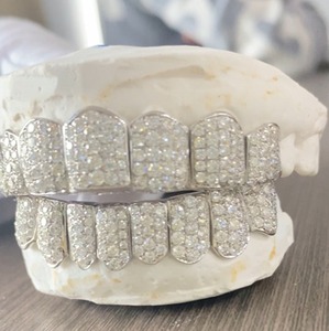 Grillz dentaires en moissanite diamantée les plus vendus, en argent 925, ajustement personnalisé, bijoux de luxe tendance, disponibles au meilleur prix - Product Image 6
