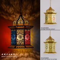 Suspension LED carrée moderne en fer marocain avec abat-jour en verre, finition bronze antique, style vintage arabe, pour salon