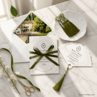 Carte d'invitation de mariage en acrylique miroir doré avec estampage à chaud en feuille blanche et enveloppe en velours rouge bordeaux