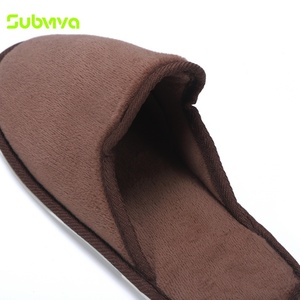 Chaussons d'hôtel en velours doux et épais avec sac en toile à cordon de serrage, chaussons de spa à bout fermé pour hôtels de luxe - Product Image 3