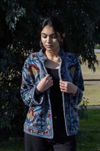 Chaqueta Acolchada Azul Cielo para Mujer, Otoño/Invierno, Bordado Valet, Detalle de Botones Hechos a Mano, Forro de Algodón Ecológico, Talla Única - Product Image 2