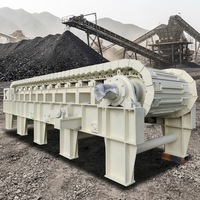 Équipement d'alimentation par tapis roulant électrique avec moteur pour un débit de matériaux régulé vers une installation de concassage de construction