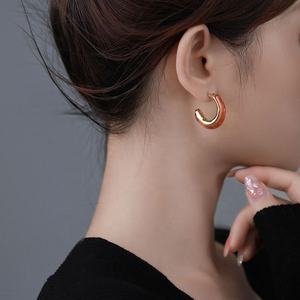 Boucles d'oreilles clous en résine style rétro français, plaqué or, avec diamant taille princesse, tendance, haut de gamme, cadeaux - Product Image 3